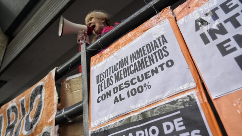 La protesta de los jubilados frente al Pami de San Lorenzo al 900.