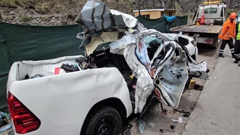 Una roca gigante cayó sobre una camioneta y la destrozó por completo en Perú, provocando tres muertes.