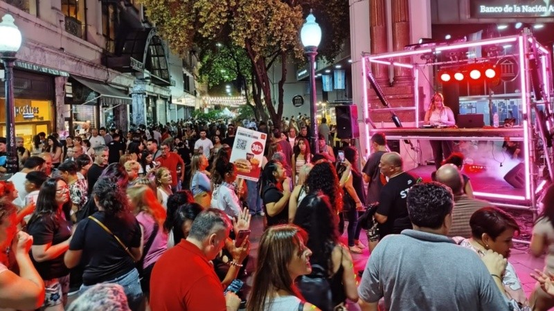 Una múltitud salió a las calles este viernes.