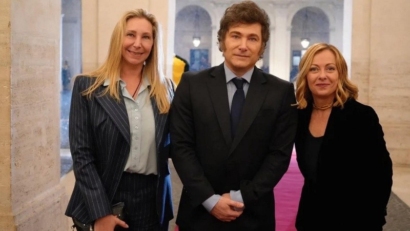 La secretaria general de la Presidencia, Karina Milei, el presidente argentino, Javier Milei, y la primera ministra italiana Giorgia Meloni.