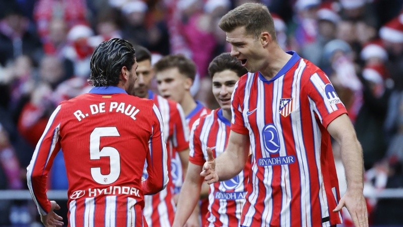 De Paul y Julián felicitan a Sorloth, luego de su gran cabezazo goleador.