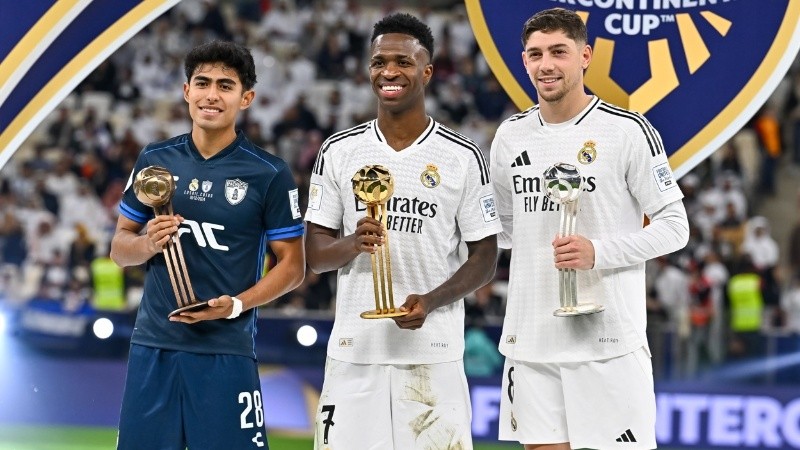 Vinicius, Elías Montiel y Federico Valverde posan con sus balones de oro, plata y bronce tras la final de la Copa Intercontinental de la FIFA 2024.