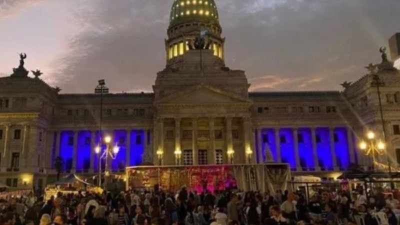 Organizaciones sociales celebraron un banquete navideño frente al Congreso.