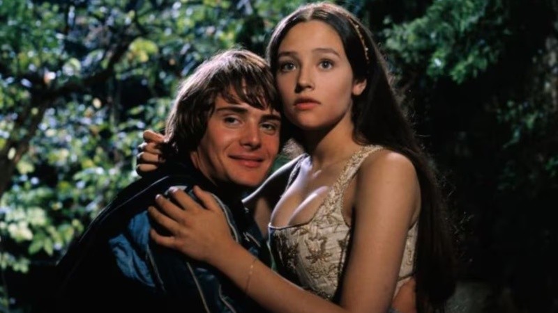 Hussey tenía solo 15 años cuando protagonizó, junto al actor británico Leonard Whiting, de 16 años, 