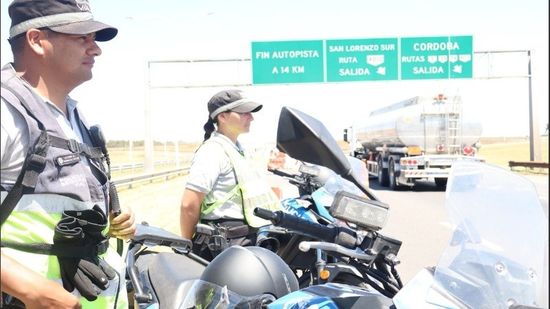 De 7 a 19, entre los kilómetros 10,8 (Fray Luis Beltrán) y 13,8 (San Lorenzo), en la mano hacia Santa Fe, personal de la Agencia Provincial de Seguridad Vial realiza el desvío hacia el carril contrario, que funcionará en ambos sentidos.