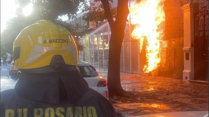 Bomberos voluntarios intervinieron en el incendio.