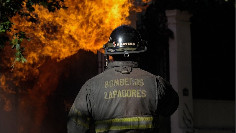 Los bomberos zapadores intervienen en unos 20 incendios por día en Rosario.