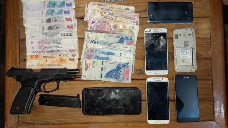 La PDI incautó una pistola y celulares que serán peritados.