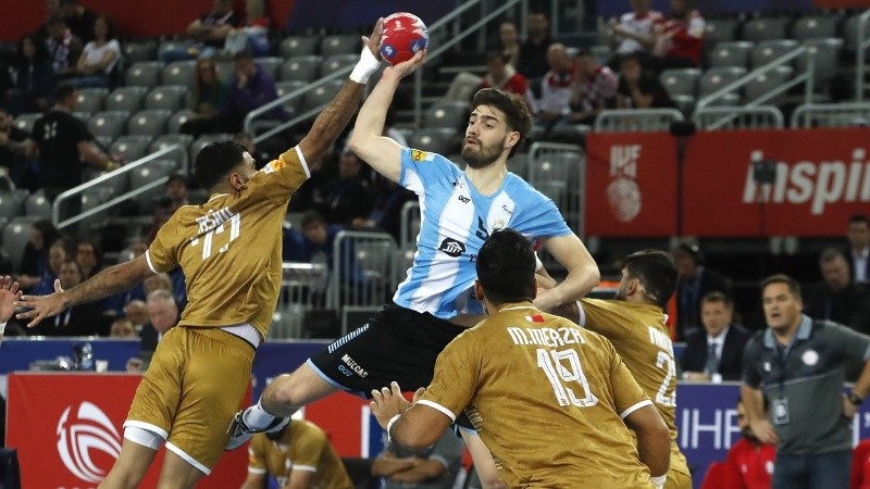 El argentino Tomás Cañete intenta un pase ante la marca de dos bahreiníes.