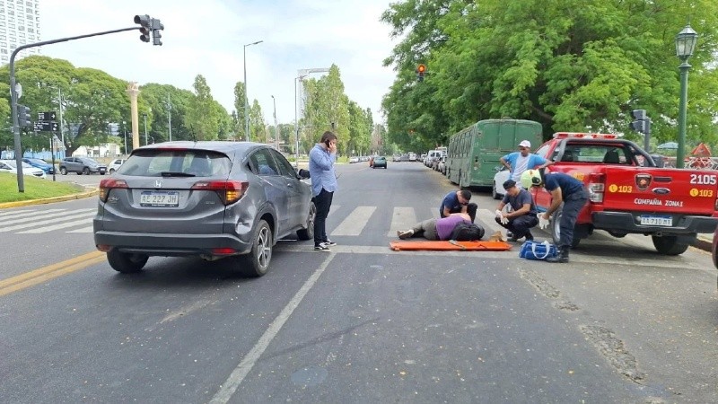 Gente que pasaba por el lugar se detuvo para ayudar.