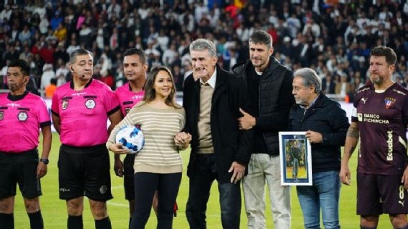 El Patón Bauza, junto a su hijo Maximiliano, en el emotivo homenaje de Liga de Quito.