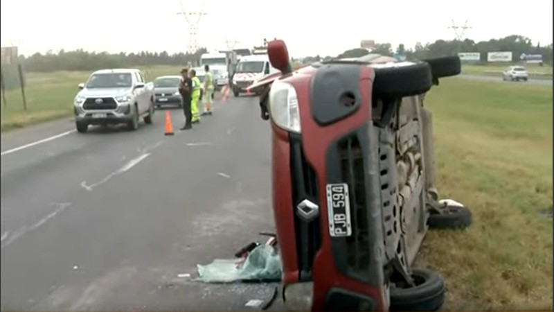 Así quedó el auto tras volcar y chocar contra otro vehículo.