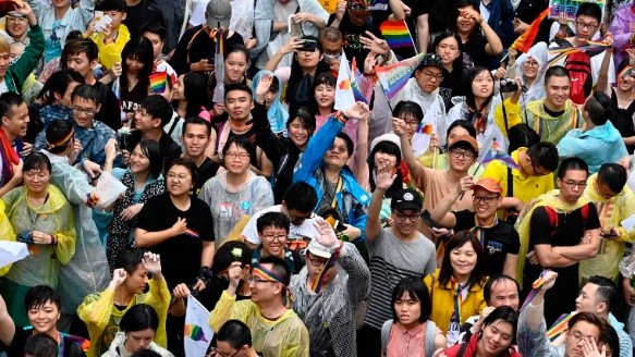 Miles de taiwaneses se congregaron frente al Parlamento (Reuters).