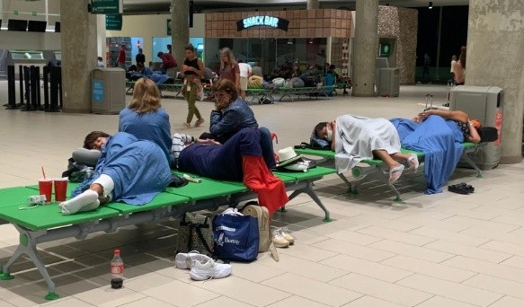 Argentinos varados en el aeropuerto de Punta Cana.