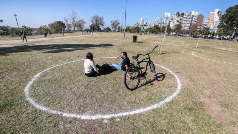 Los círculos ya están pintados en uno de los parques de la ciudad. (Foto: Alan Monzón/Rosario3)