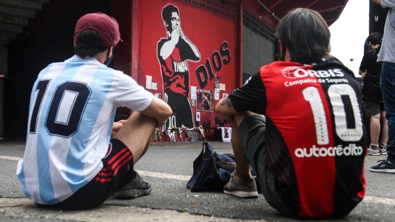 Dos hinchas frente al mural de Diego en una de las tribunas del Coloso. (Alan Monzón/Rosario3)