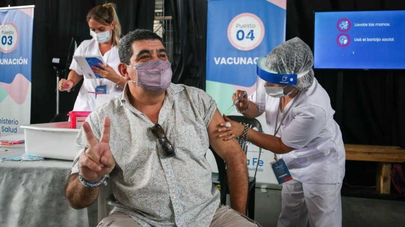  Uno de los primeros docentes vacunados en el Galpón 13 de Rosario. (Alan Monzón/Rosario3) 