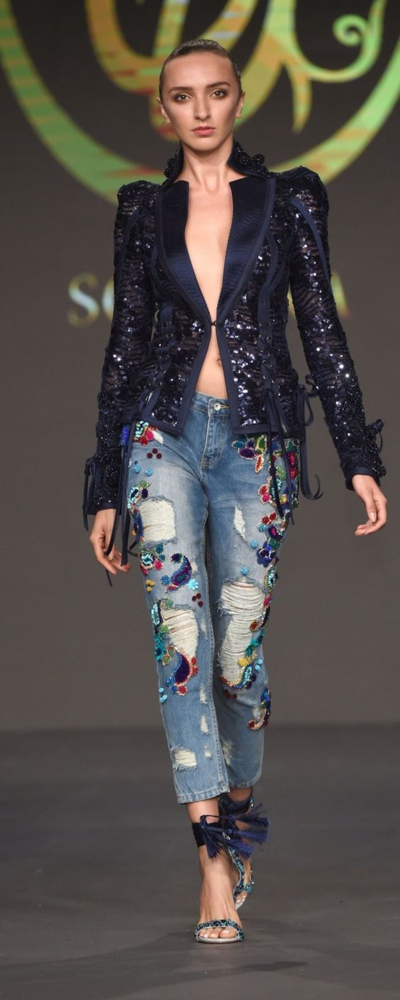 Los jeans bordados reviven la estética boho en 2024